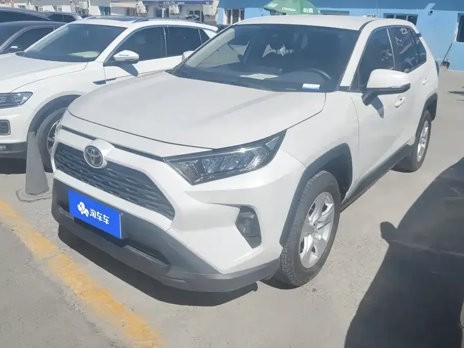 Toyota RAV4 — фото 1