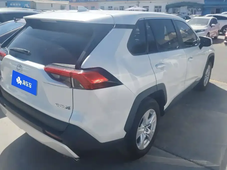Toyota RAV4 — фото 5