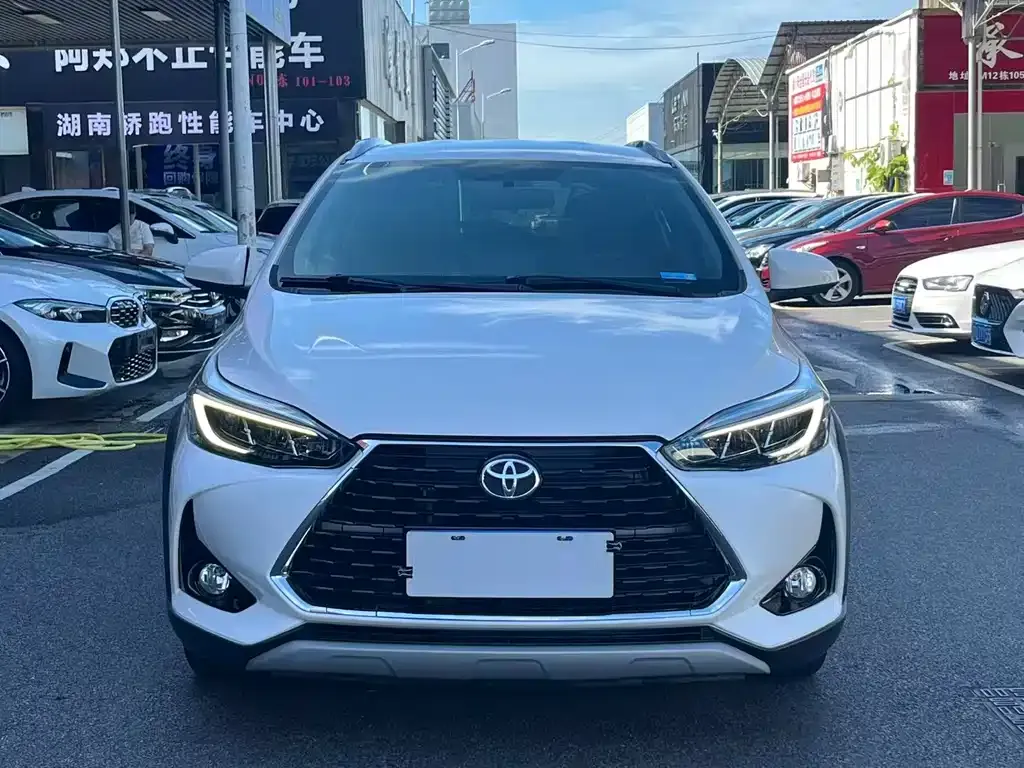 Toyota Yaris L — фото 1