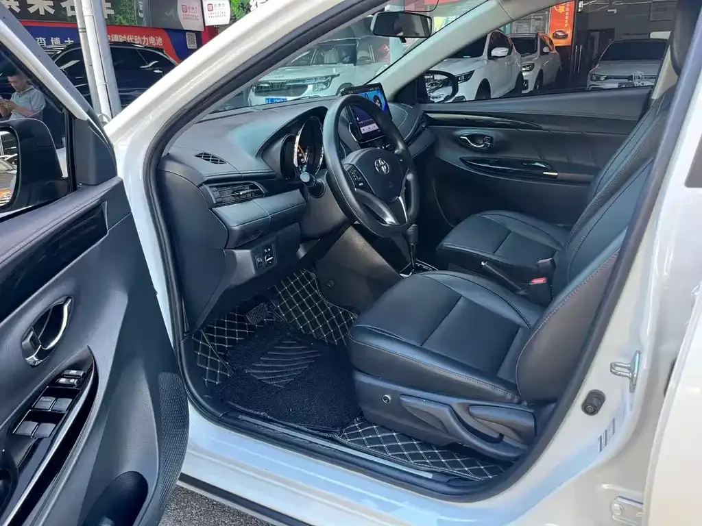 Toyota Yaris L — фото 4