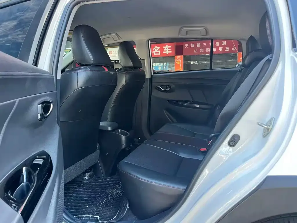 Toyota Yaris L — фото 2