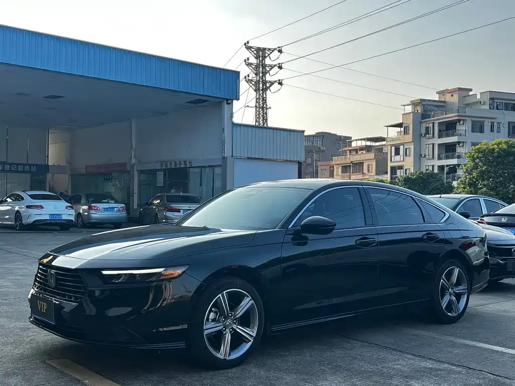 Honda Accord — фото 1
