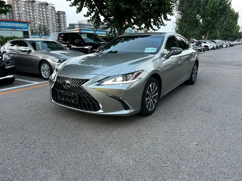 Lexus ES — фото 1