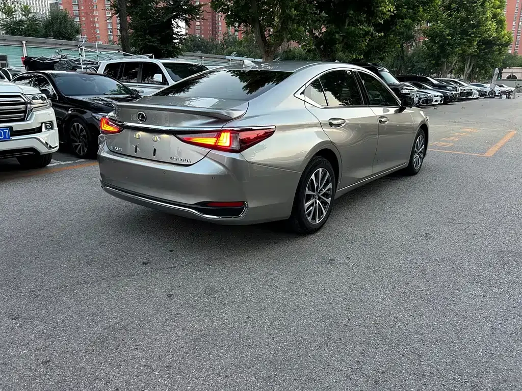 Lexus ES — фото 8