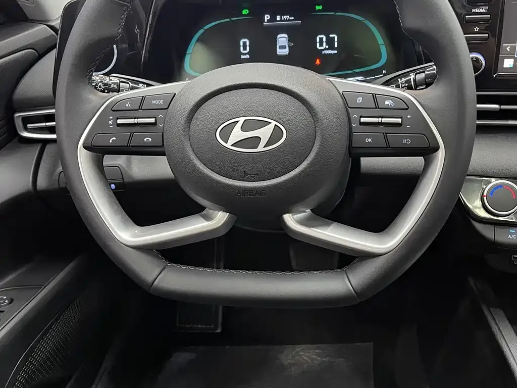 Hyundai Elantra — фото 10