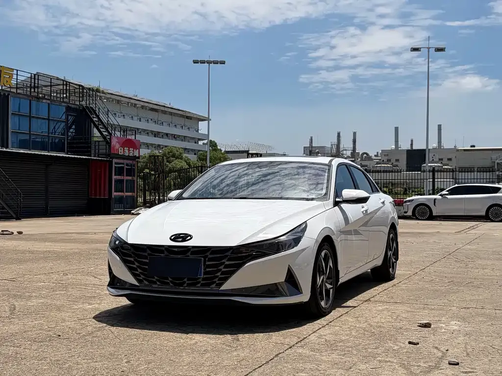 Hyundai Elantra — фото 1