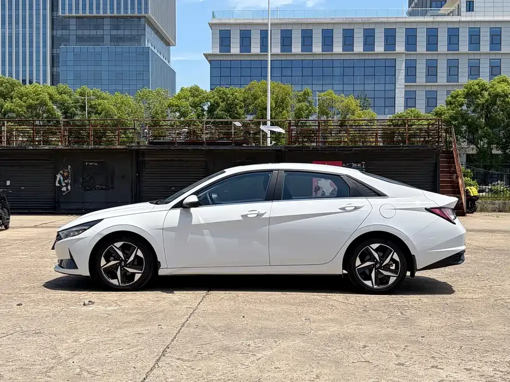 Hyundai Elantra — фото 10