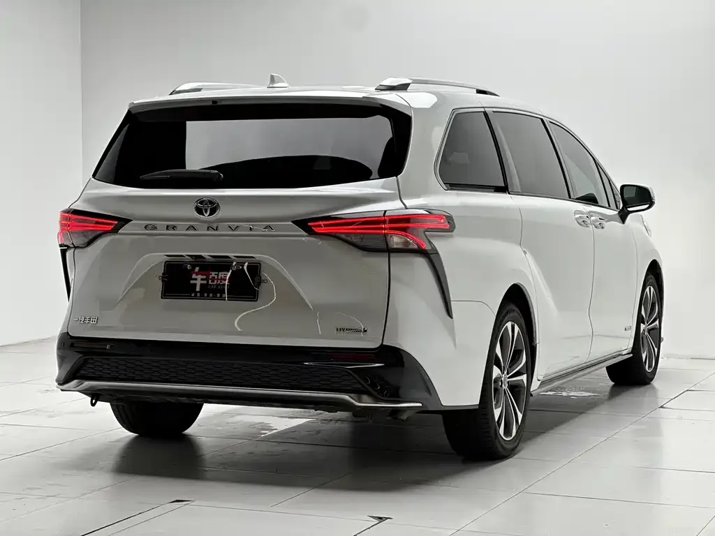 Toyota Granvia — фото 9