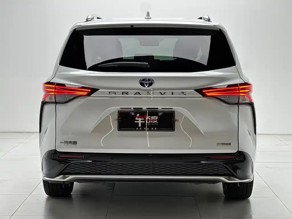 Toyota Granvia — фото 2