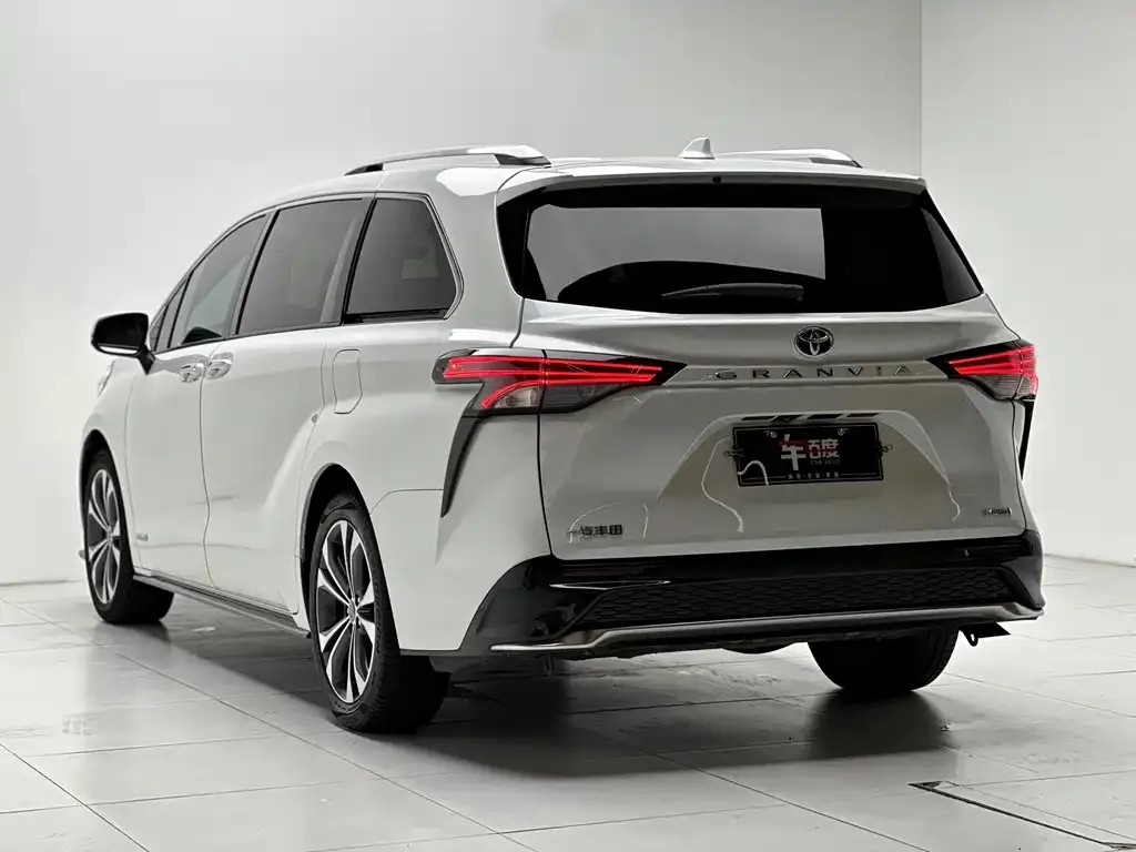 Toyota Granvia — фото 4