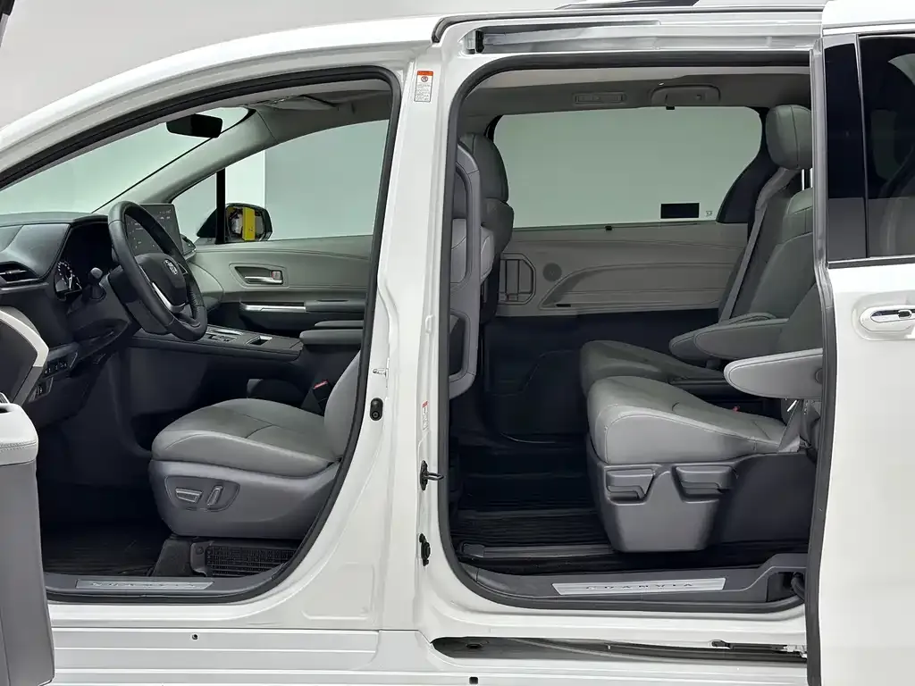 Toyota Granvia — фото 8