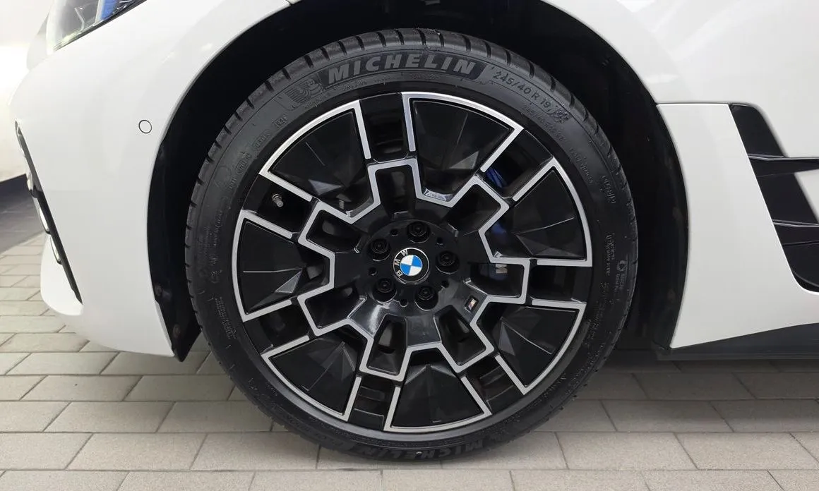 BMW i4 — фото 7