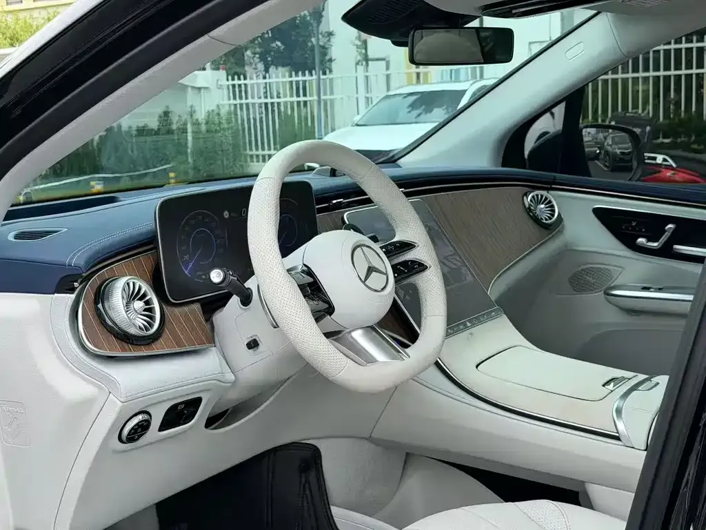 Mercedes-Benz EQE SUV — фото 4