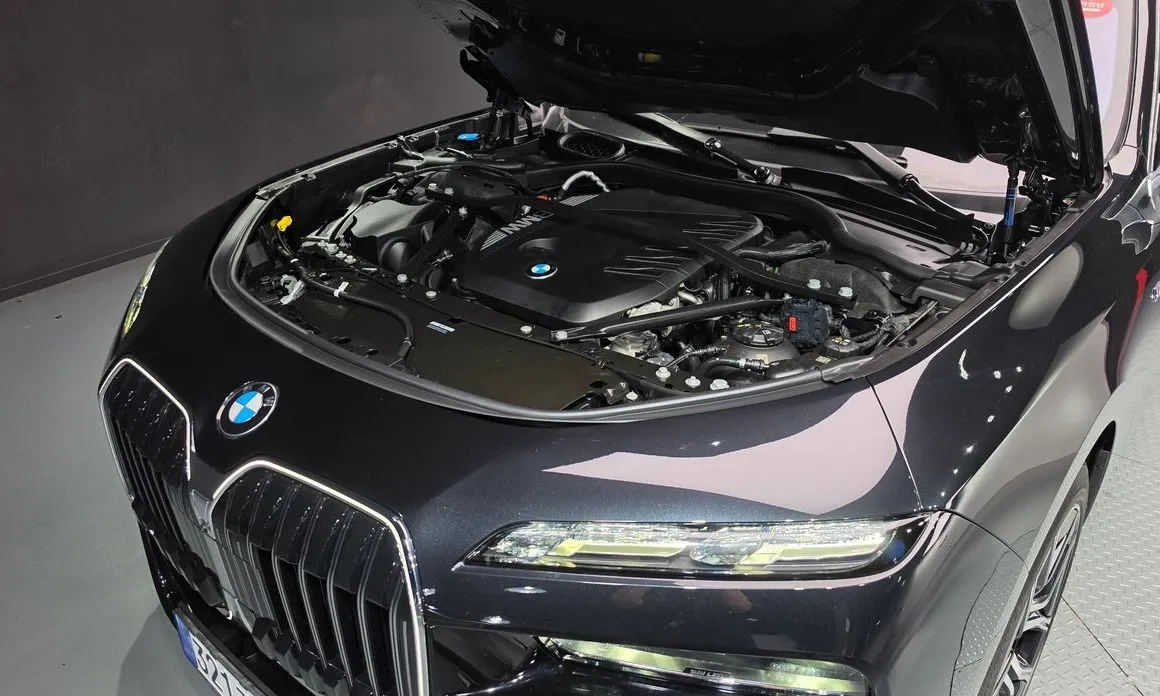 BMW 7-Series — фото 10