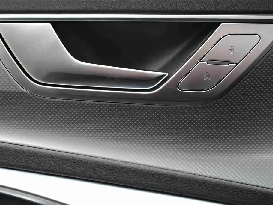 Audi A6L — фото 8