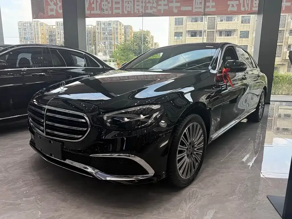 Mercedes-Benz E-Class — фото 1