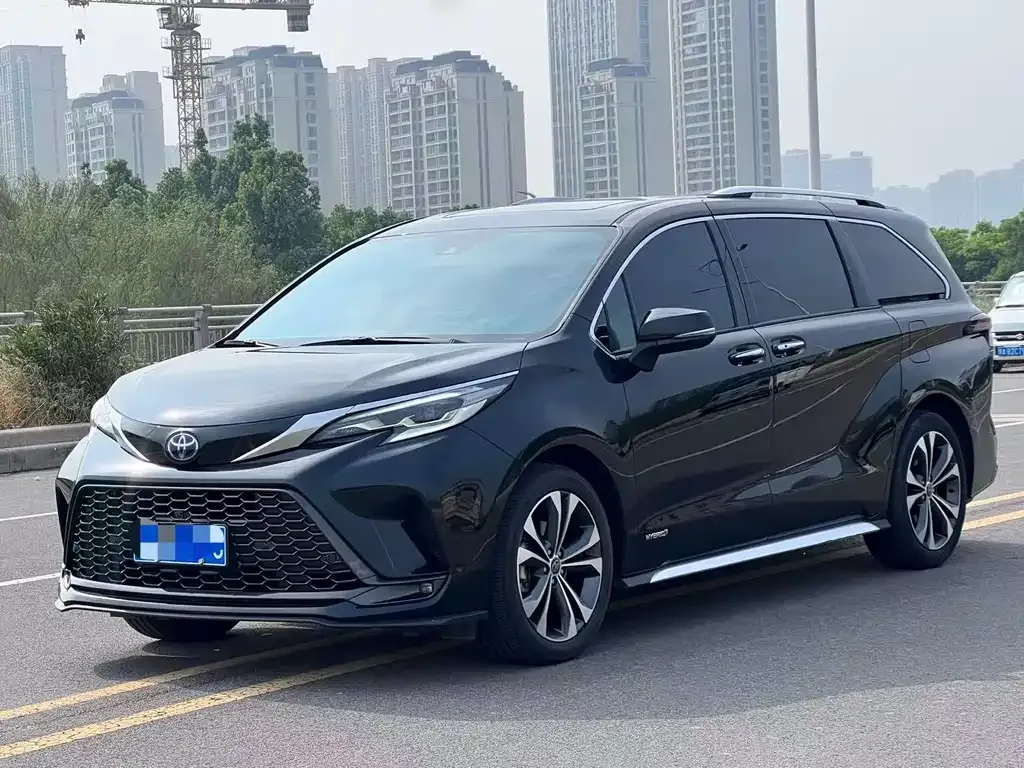 Toyota Granvia — фото 1