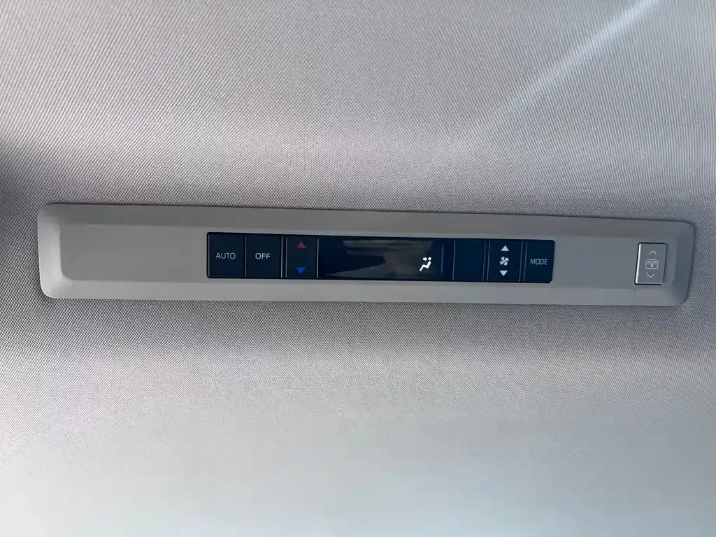 Toyota Granvia — фото 9