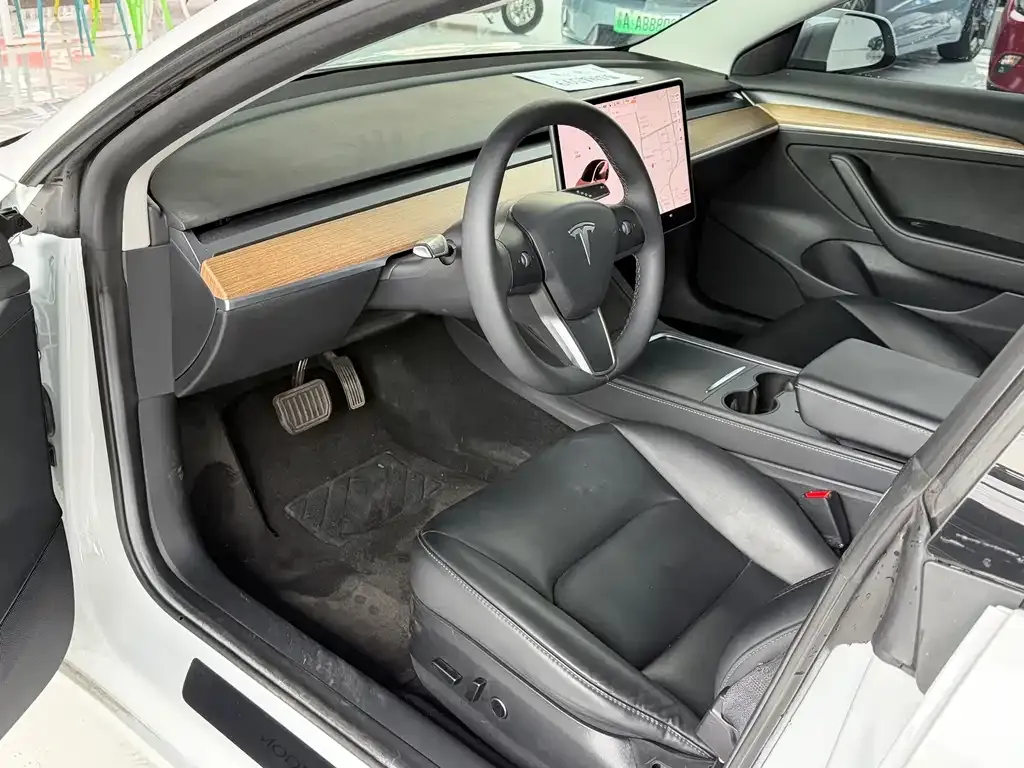 Tesla Model 3 — фото 3