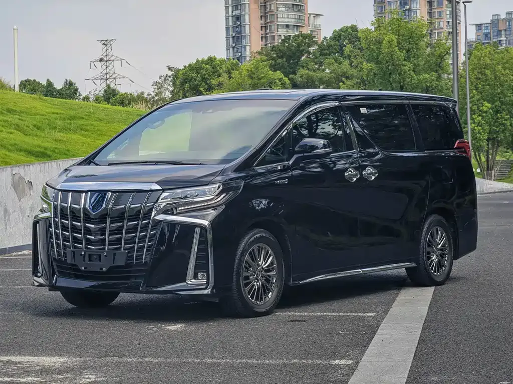 Toyota Alphard — фото 1