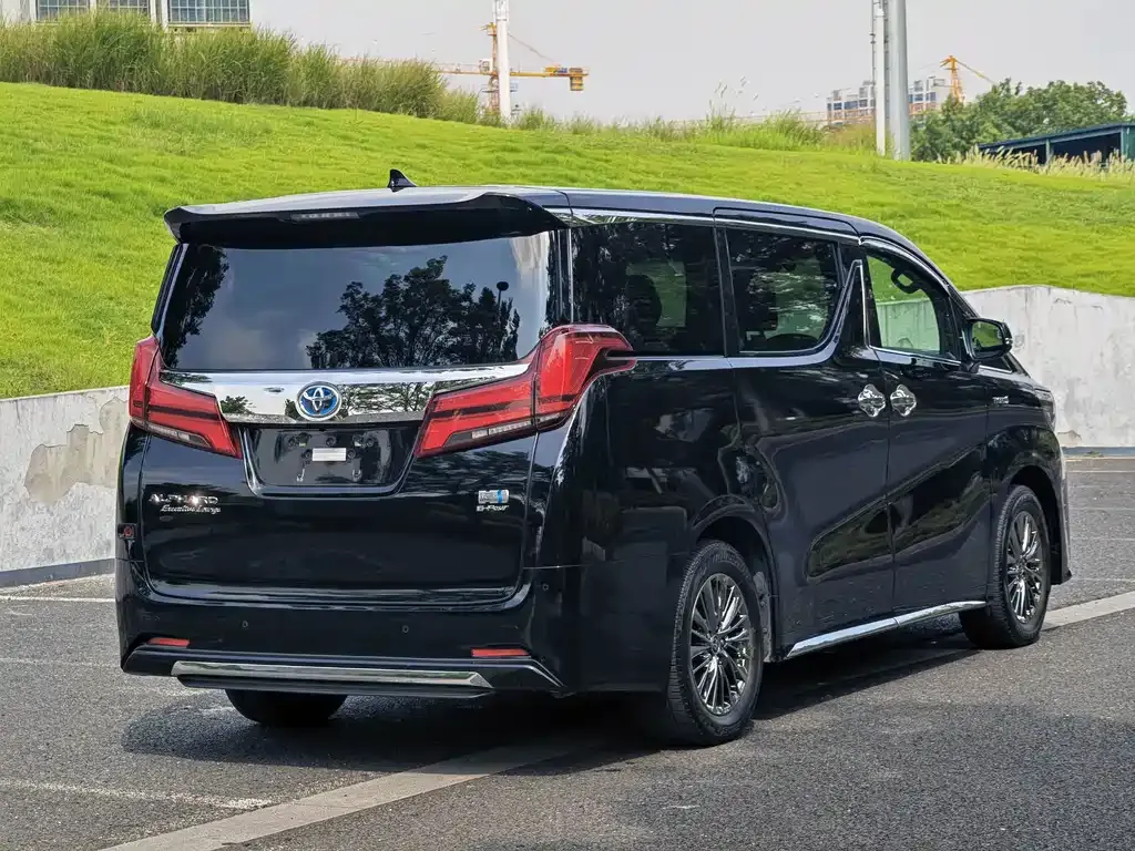 Toyota Alphard — фото 9