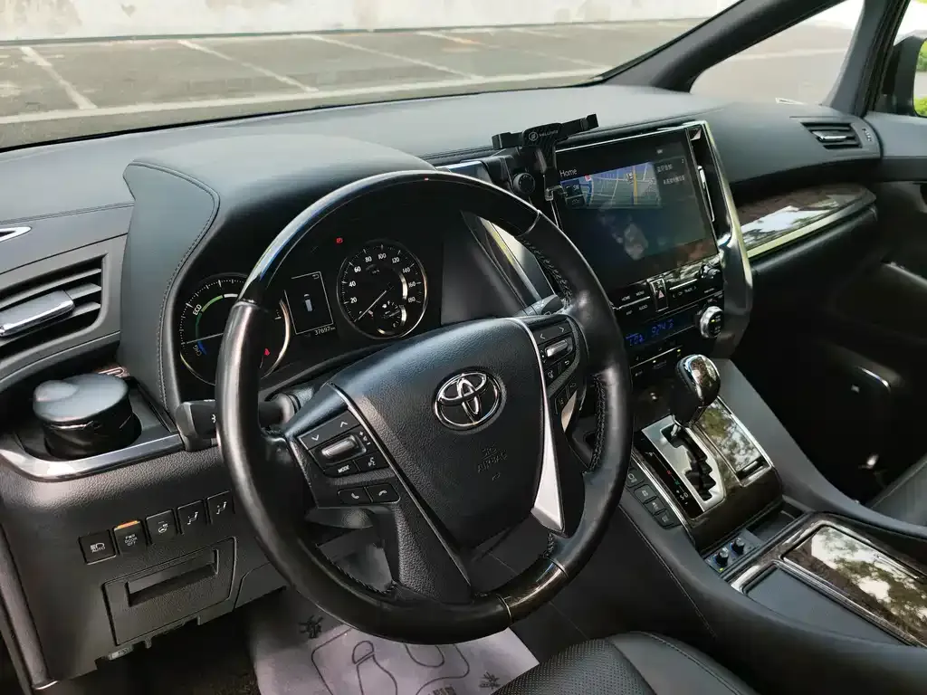 Toyota Alphard — фото 6
