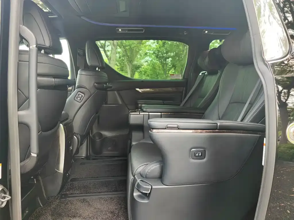 Toyota Alphard — фото 4