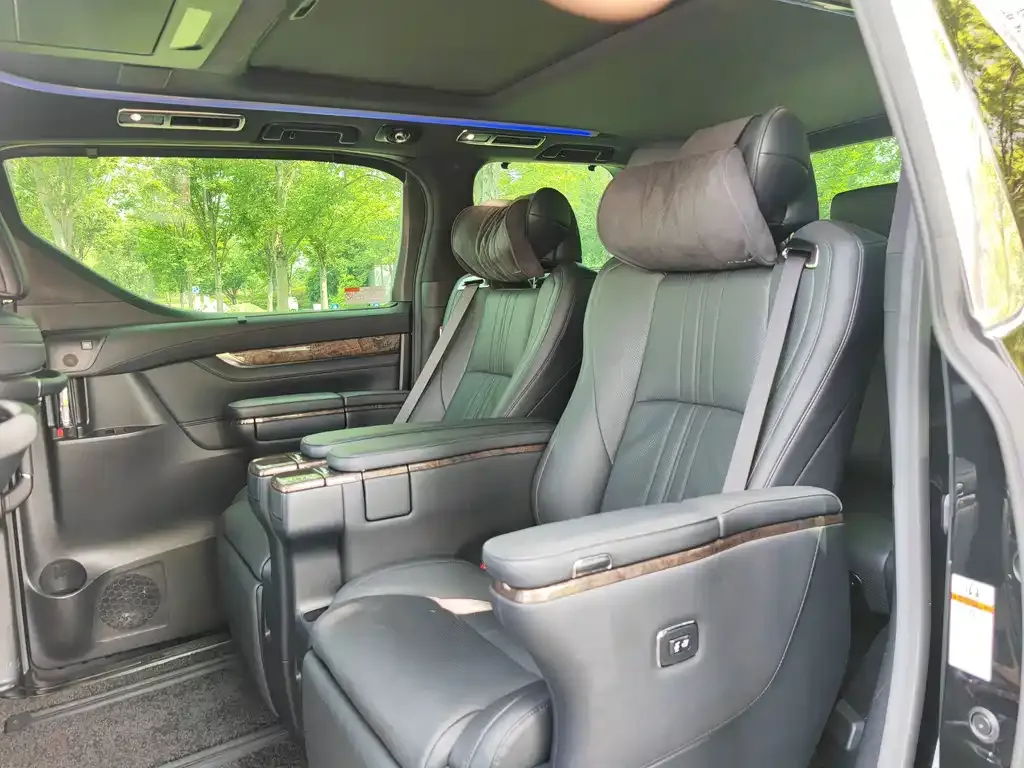 Toyota Alphard — фото 7