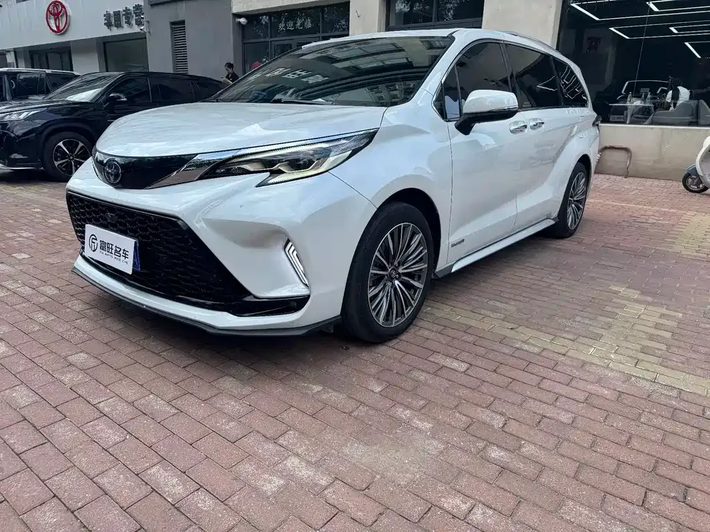 Toyota Granvia — фото 1