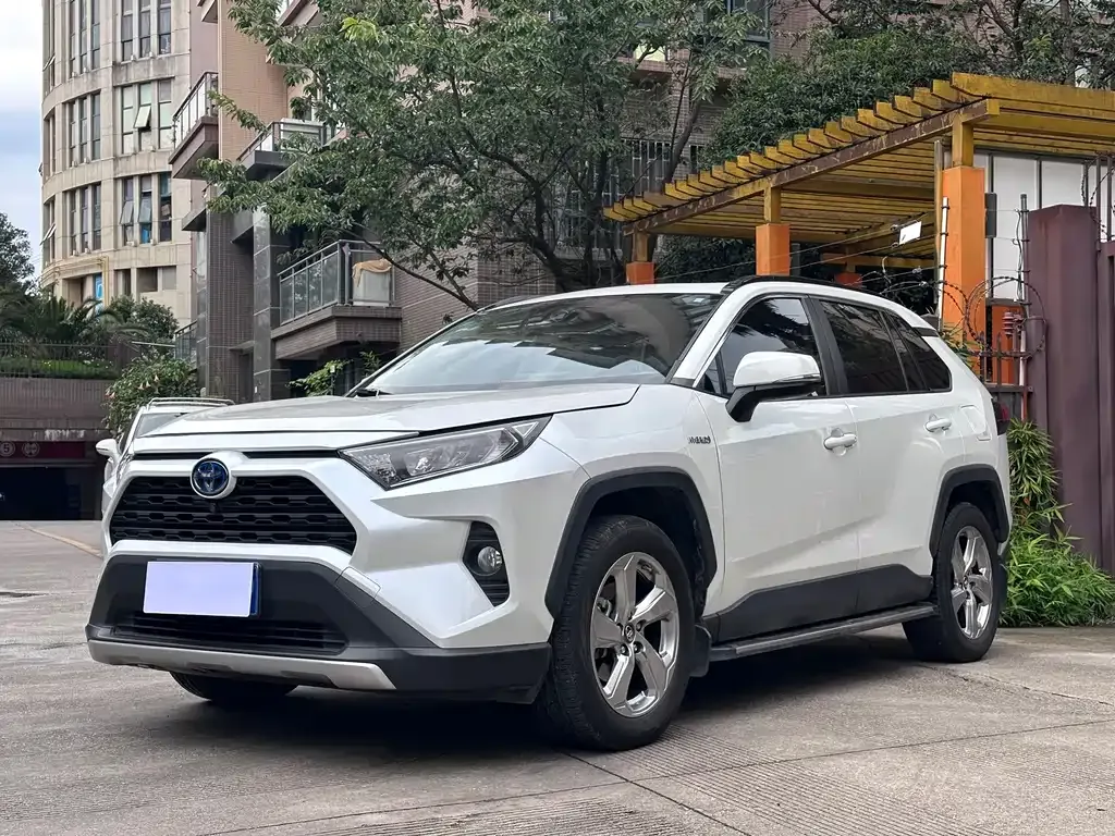 Toyota RAV4 — фото 1