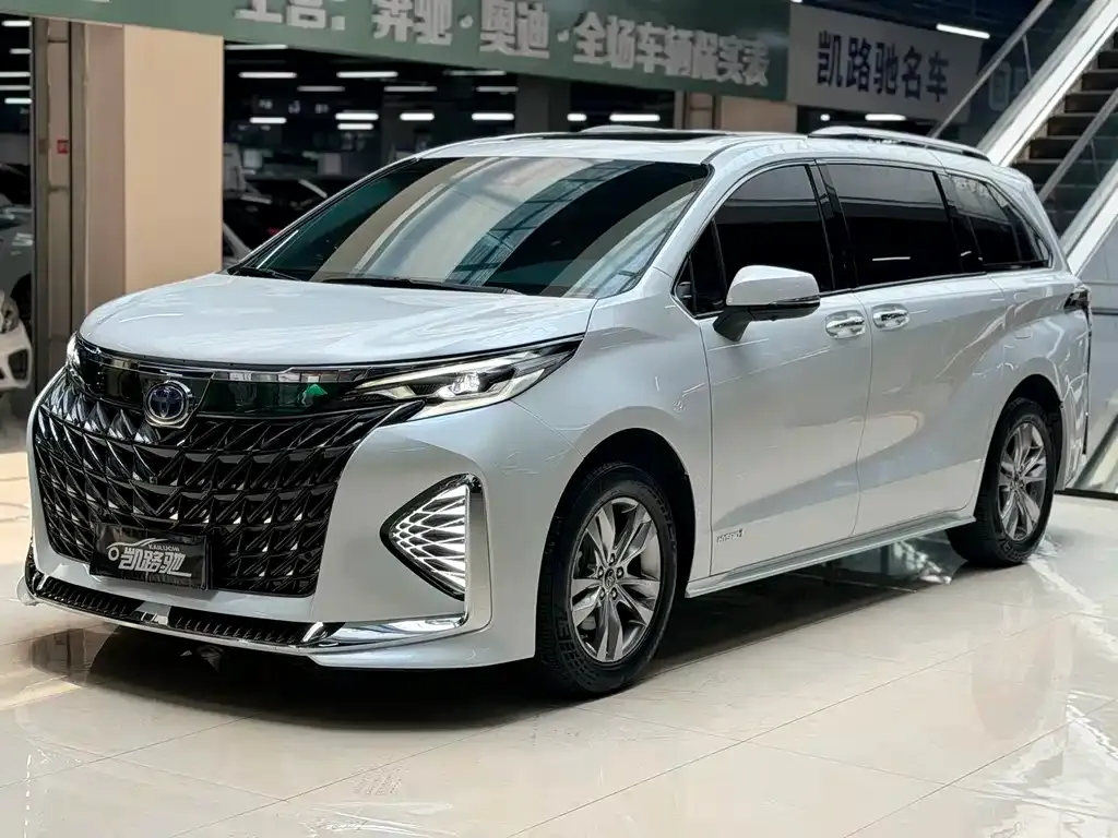 Toyota Granvia — фото 1