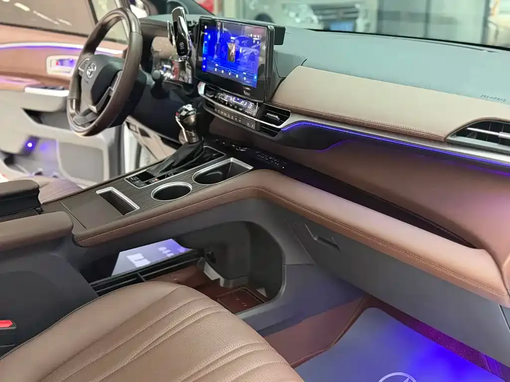 Toyota Granvia — фото 8