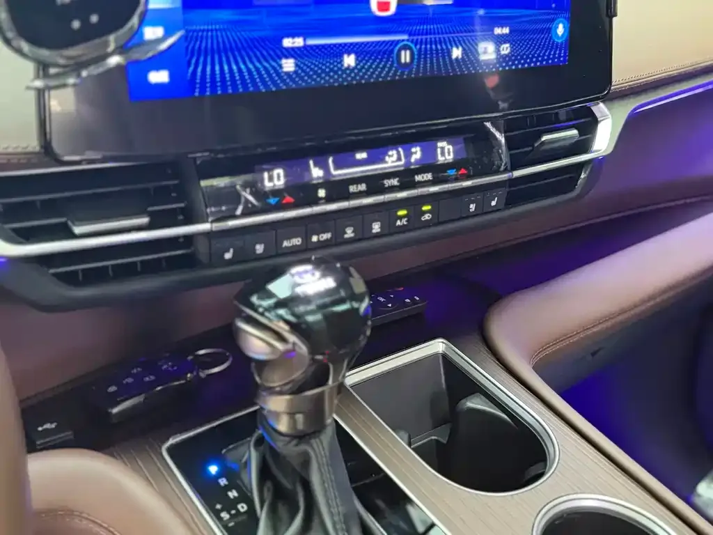 Toyota Granvia — фото 10