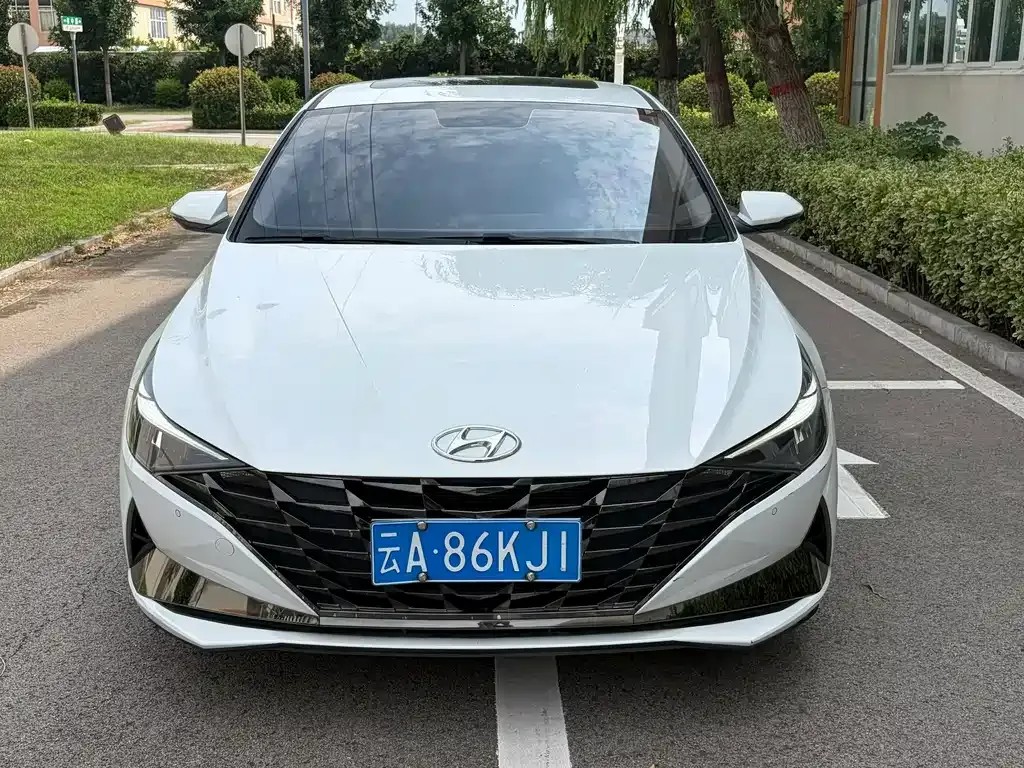 Hyundai Elantra — фото 1