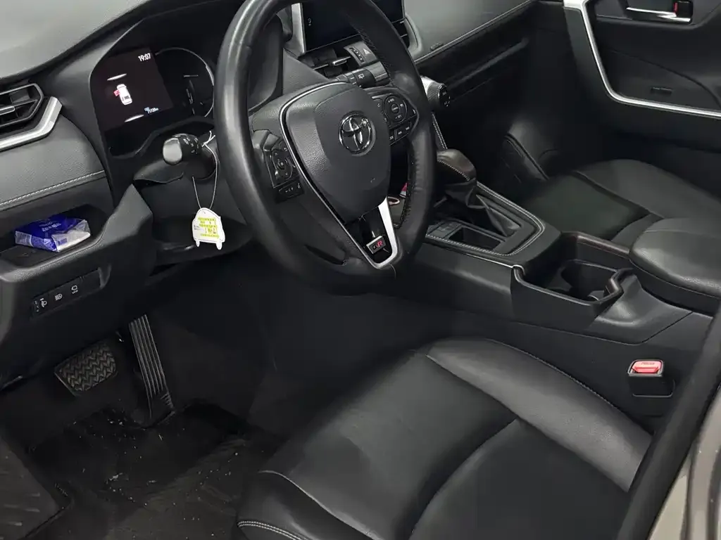 Toyota RAV4 — фото 10