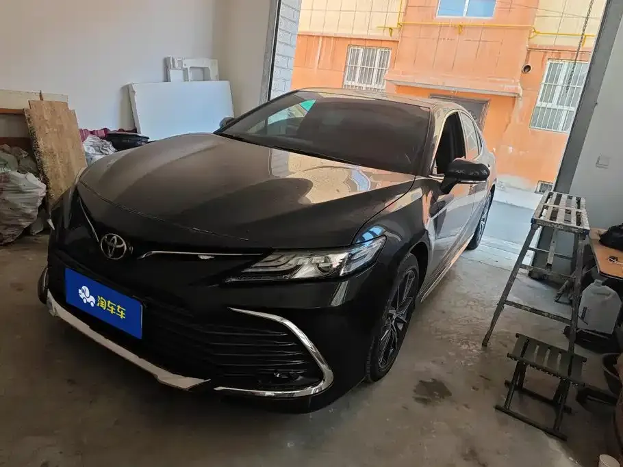 Toyota Camry — фото 1