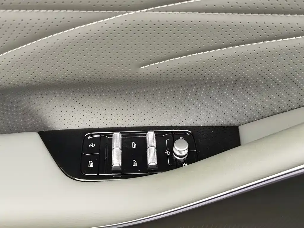 Geely Galaxy E8 — фото 10