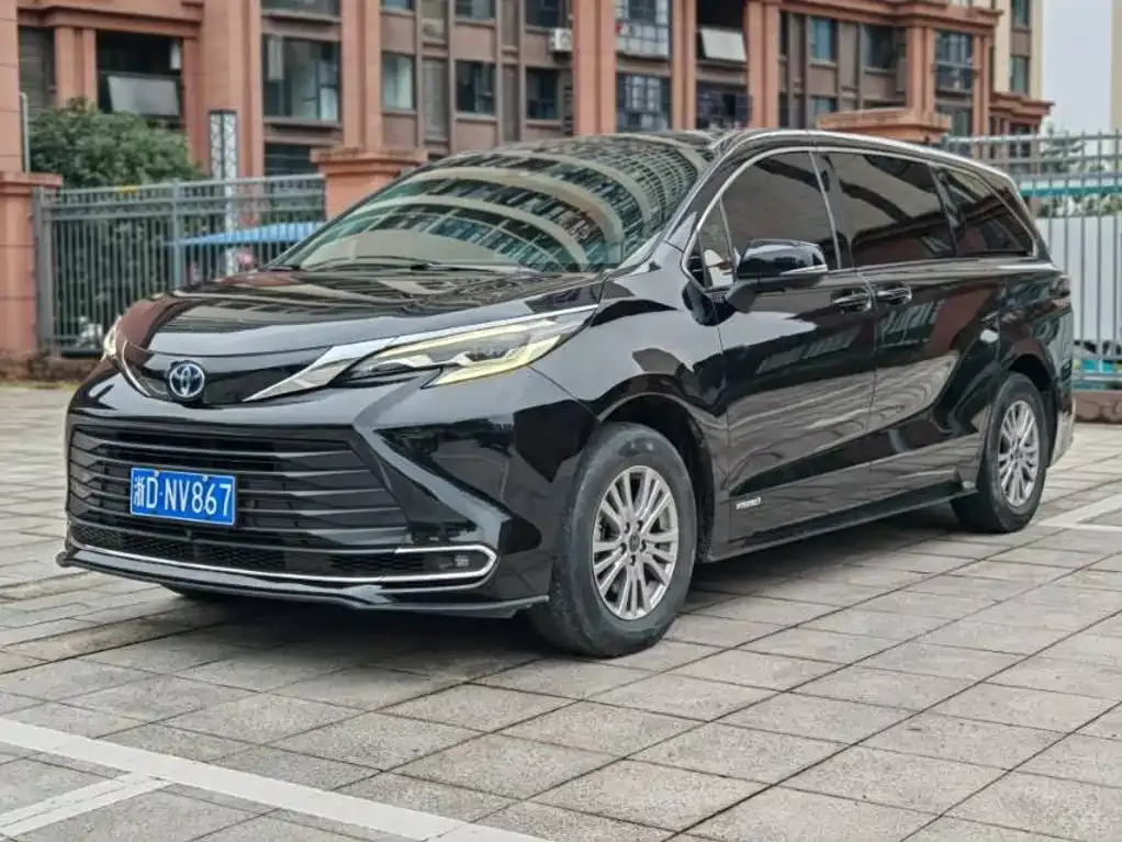 Toyota Sienna — фото 1