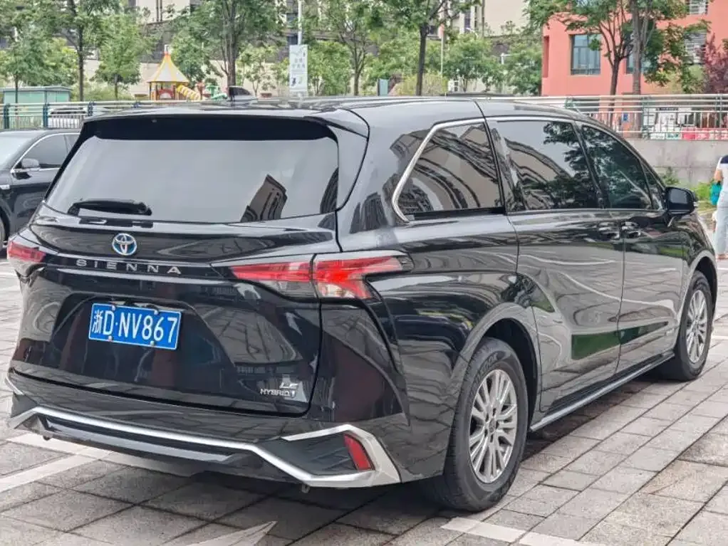 Toyota Sienna — фото 8