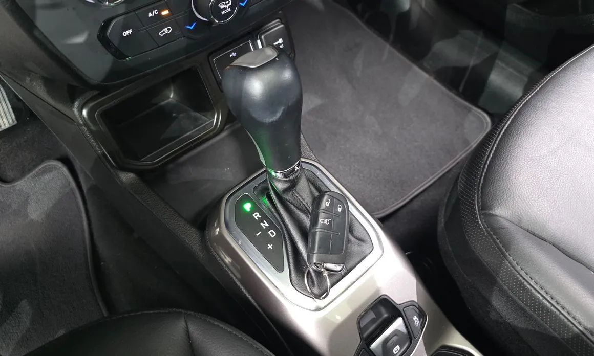 Jeep Renegade — фото 10