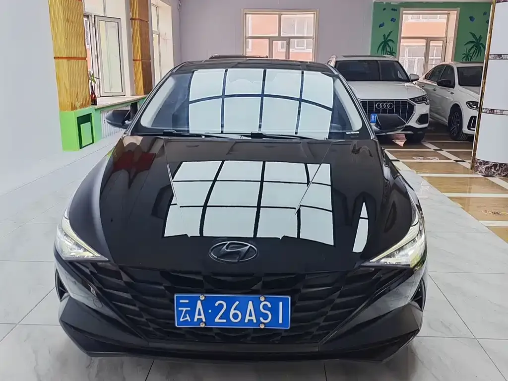 Hyundai Elantra — фото 1