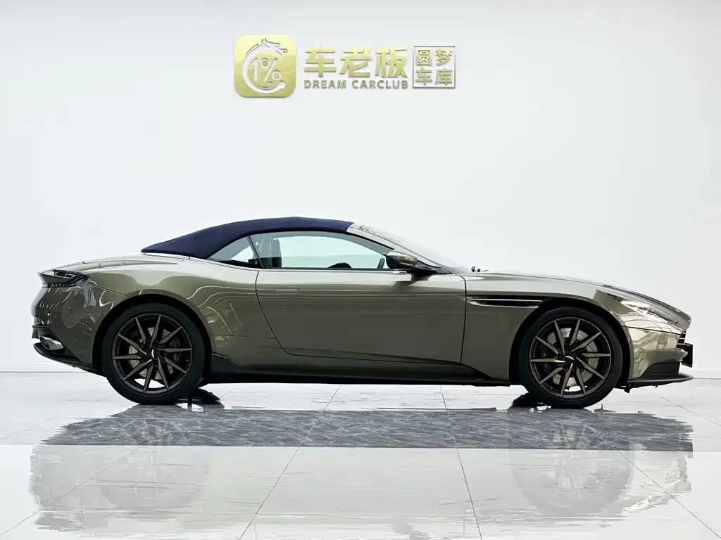 Aston Martin DB11 — фото 9