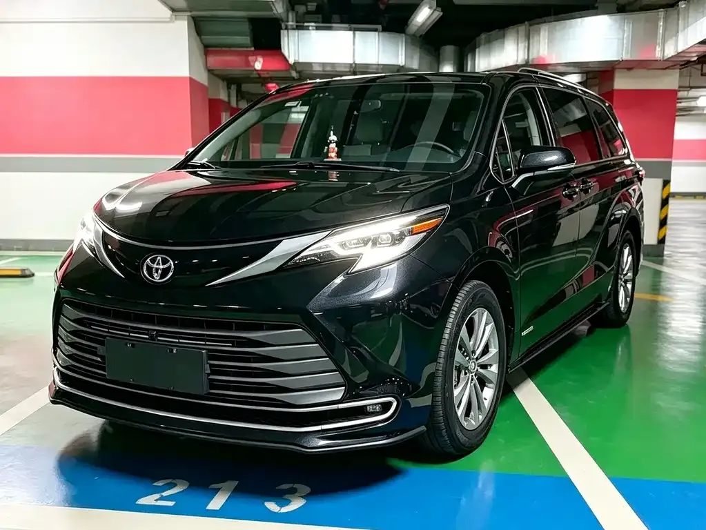 Toyota Sienna — фото 1