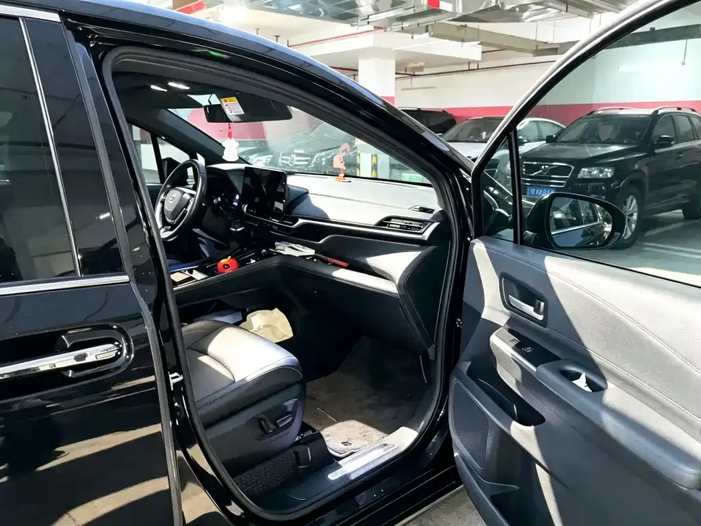 Toyota Sienna — фото 5