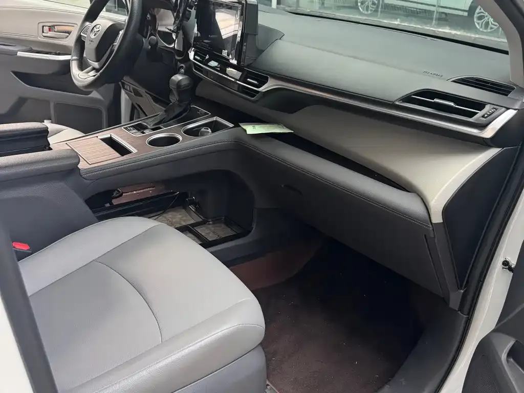 Toyota Granvia — фото 6