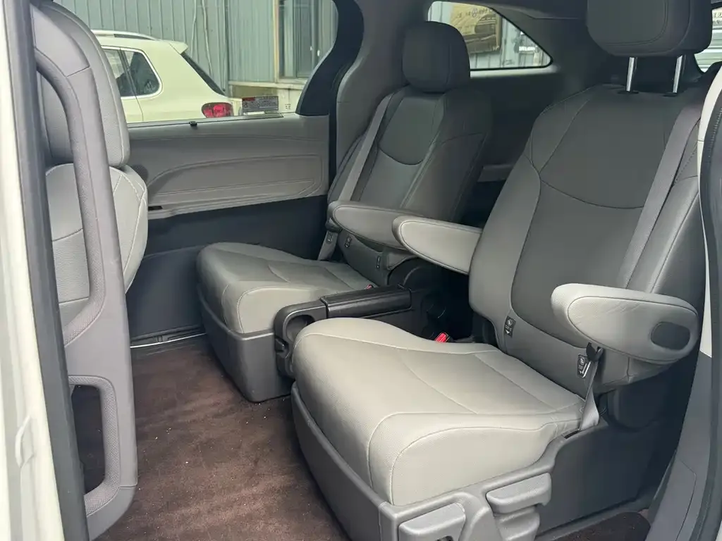 Toyota Granvia — фото 2