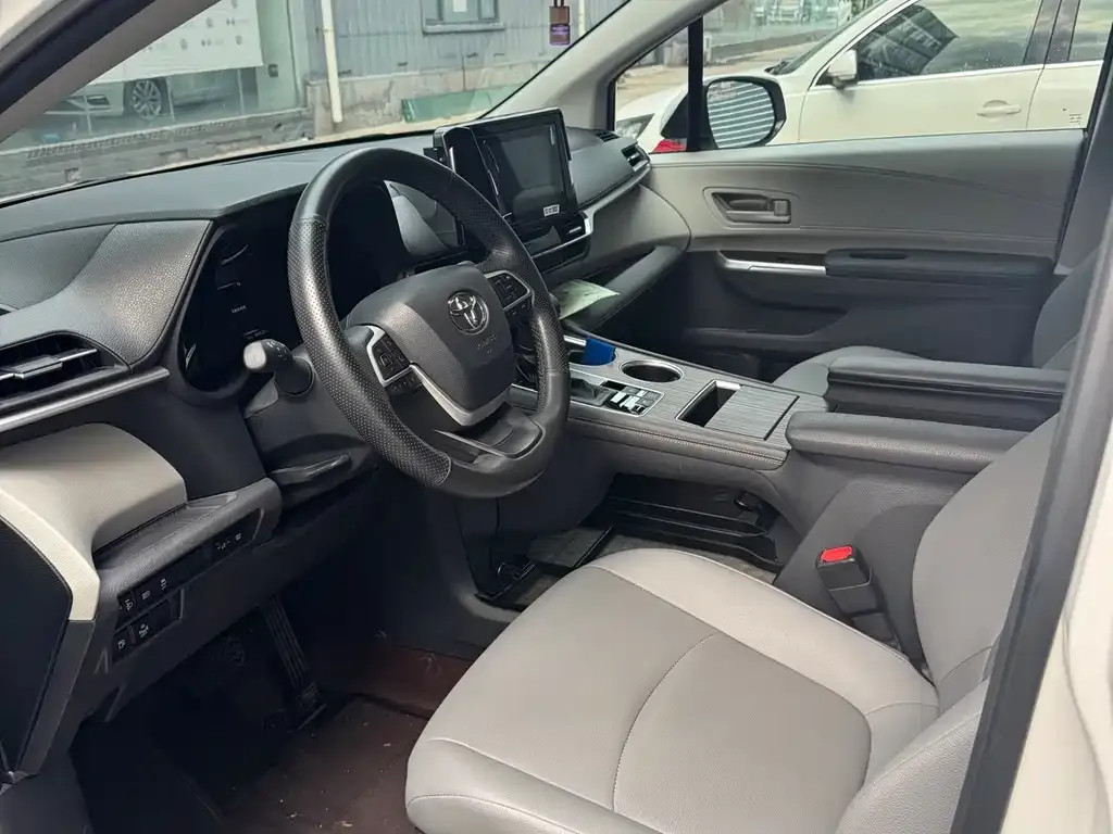 Toyota Granvia — фото 3