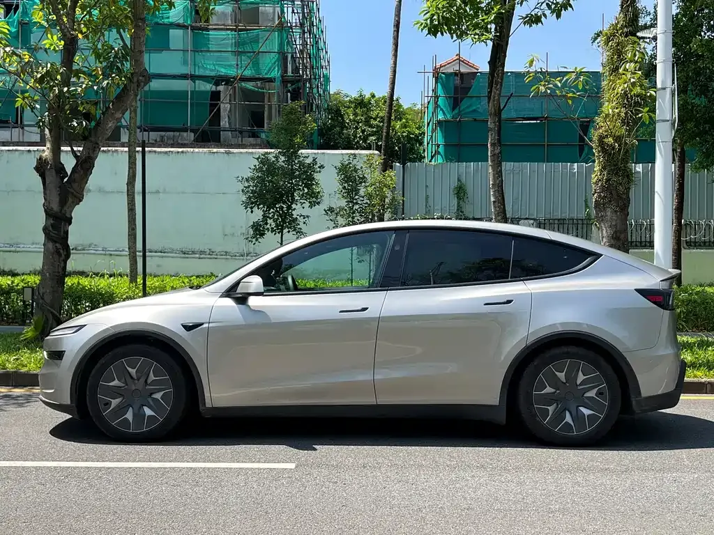 Tesla Model Y L — фото 10