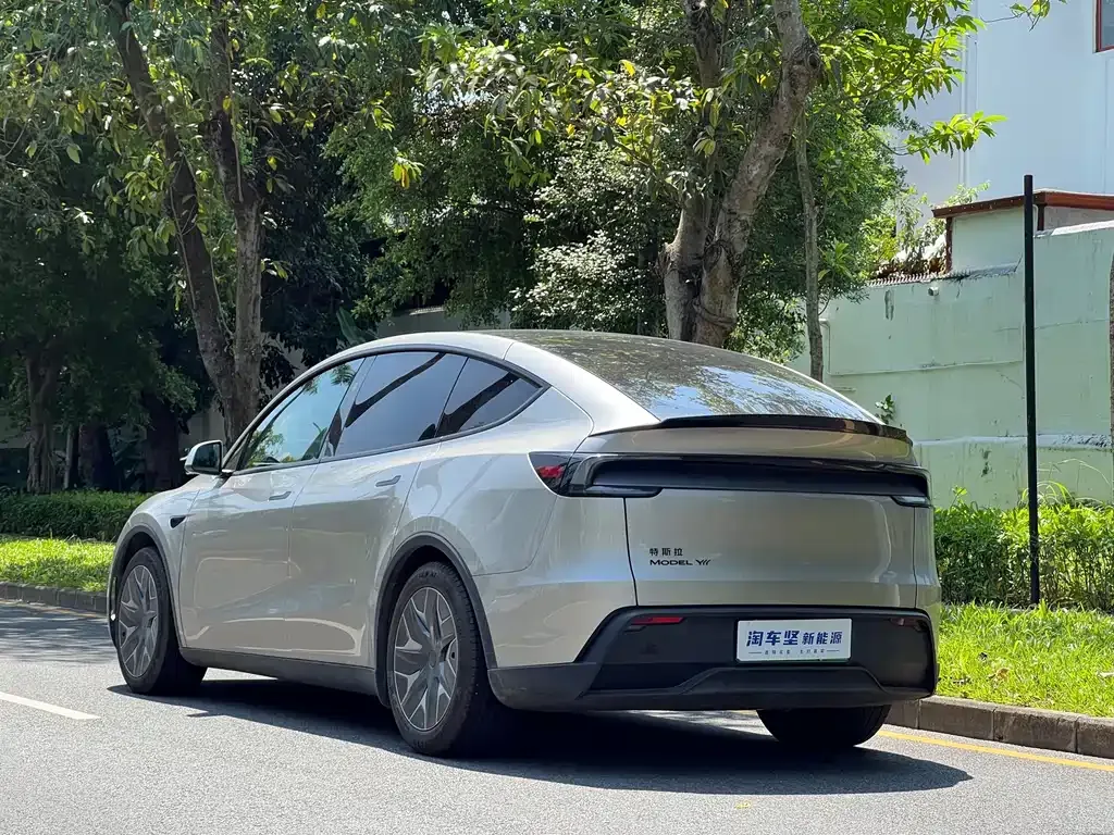 Tesla Model Y L — фото 9