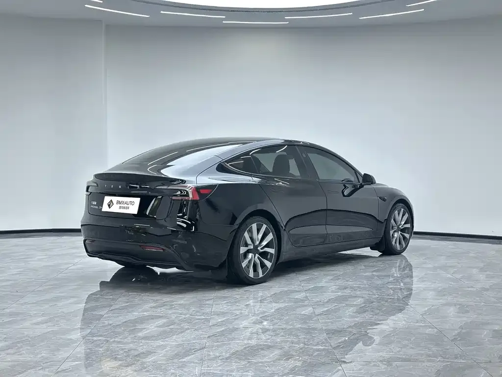 Tesla Model 3 — фото 8